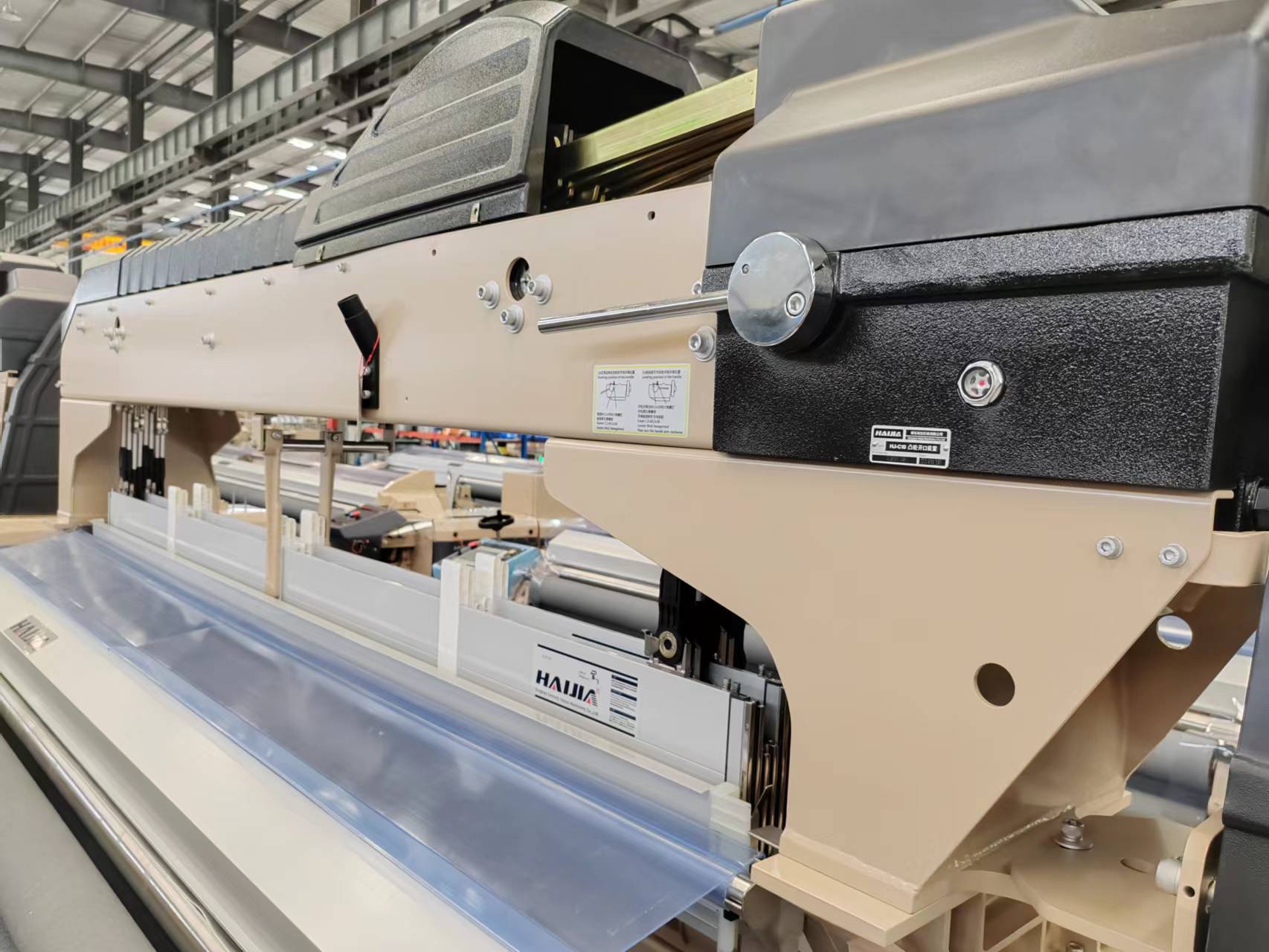 Cómo ajustar los marcos de lizo y las boquillas en máquinas de tejer con chorro de aire